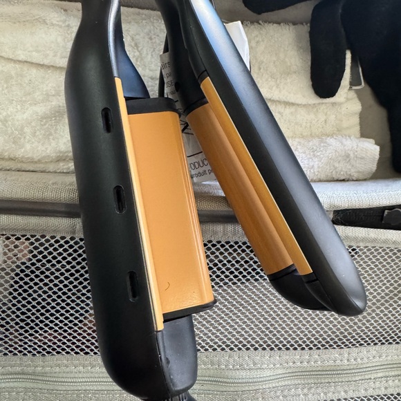 New CHI curl machine does not include the box only the curling iron - Picture 10 of 11